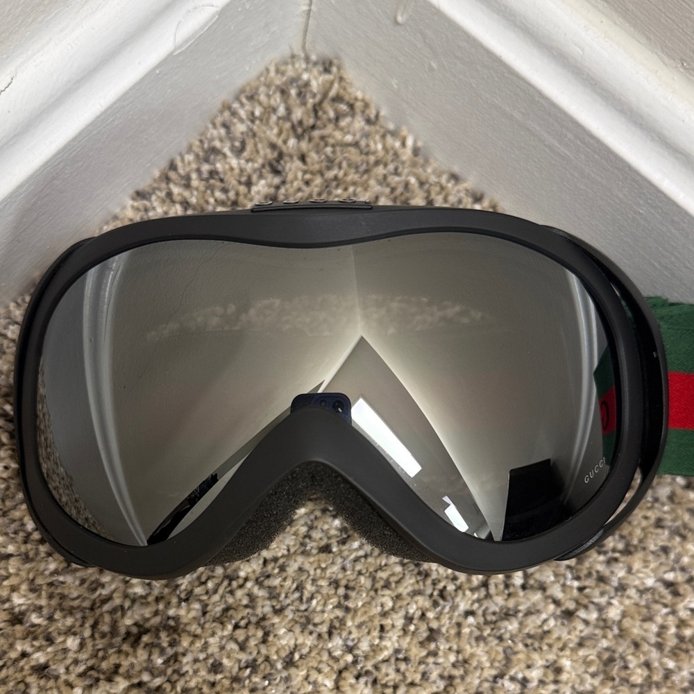 Gucci Ski Snow Goggles with Black Frame and Red-Green Strap - Picture 3 of 3